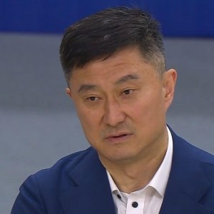 体育新闻-轰下45+19+11！广东内线又又被吊打，萨林杰戴耳机玩手机引争议